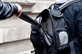 scippo di uno smartphone dallo zaino