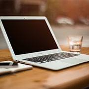 laptop su una scrivania di legno